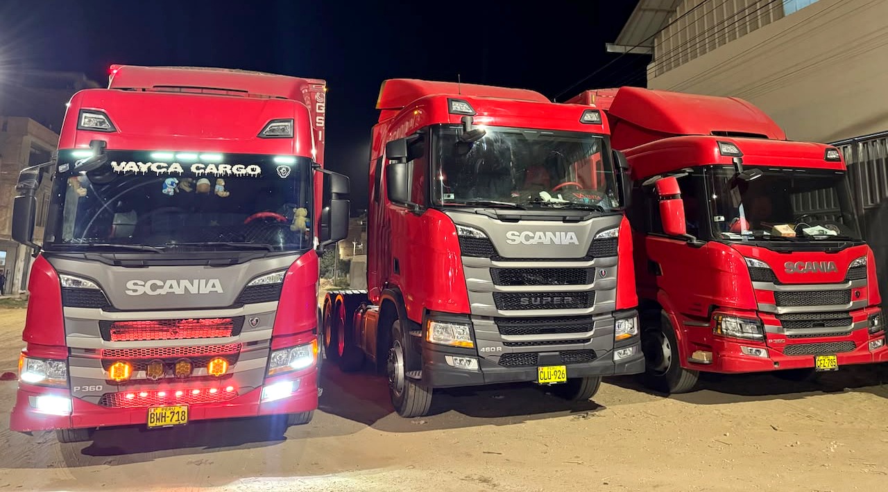 Flota de camiones VAYCA CARGO Scania de noche